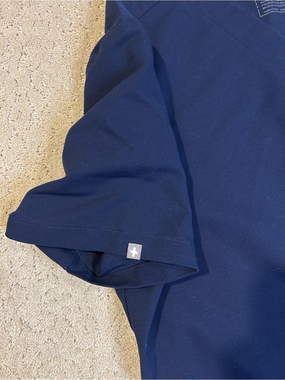 Figs Technical Collection Men's Scrubs Top Size Medium Navy Blue 2 Pocket - Picture 5 of 7